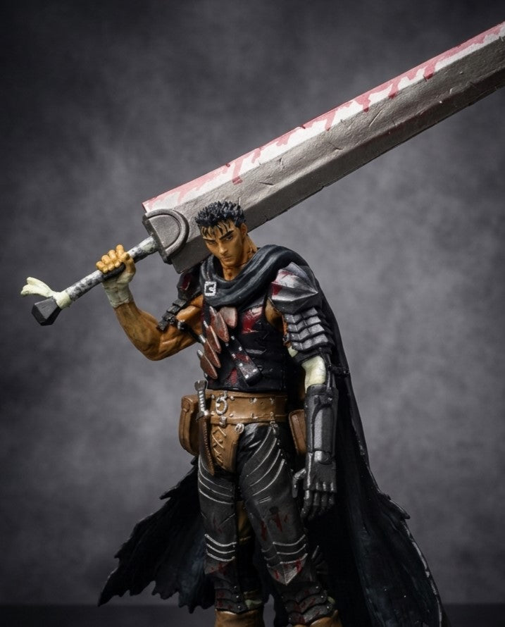 Berserk Guts display figure in a front pose, Dragonslayer raised over the shoulder above the spiked pauldron and heavy tattered cloak