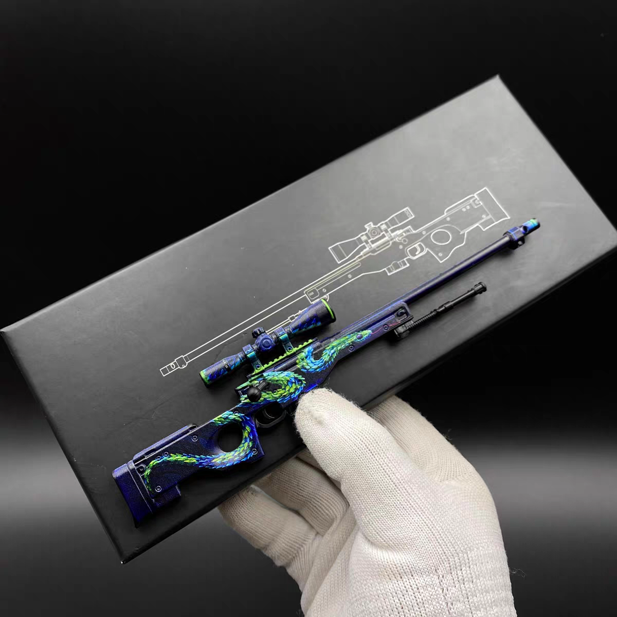 CS2 Atheris AWP miniature replica in hand — fan made collectible prop, 18.5cm zinc alloy model, studio shot