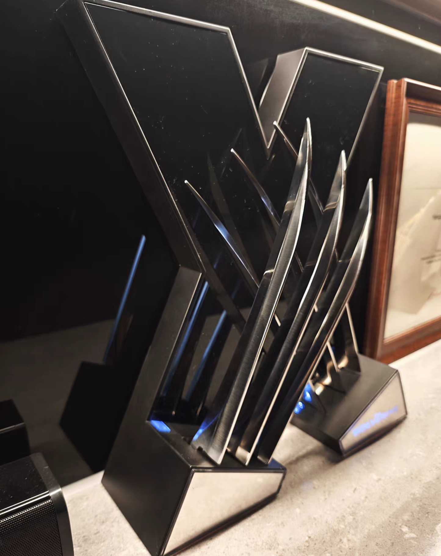 Wolverine Metal Claws Light-Up X Display Stand